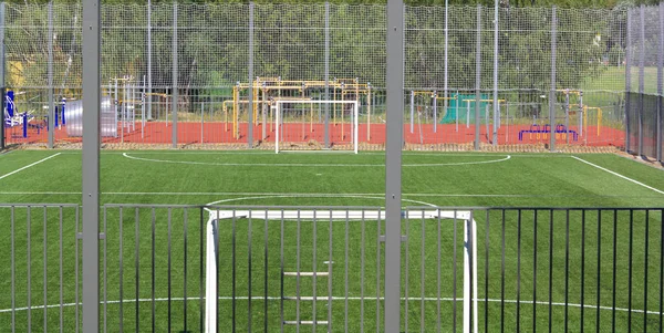 Campo di calcio vicino alla recinzione durante il giorno giornata di sole — Foto Stock