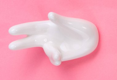 Pembe arka planda el şekli olan seramik standı