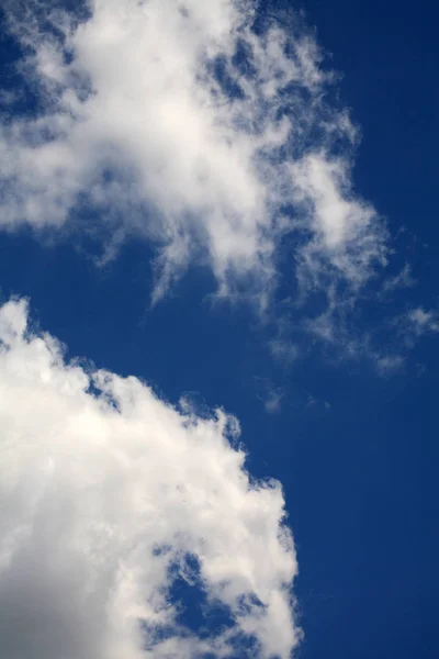 Nube su cielo blu — Foto Stock