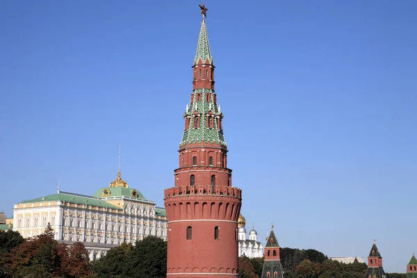 Torre do Kremlin no fundo do céu — Fotografia de Stock