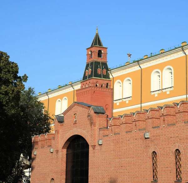 Torre del Kremlin en el fondo del cielo — Foto de Stock