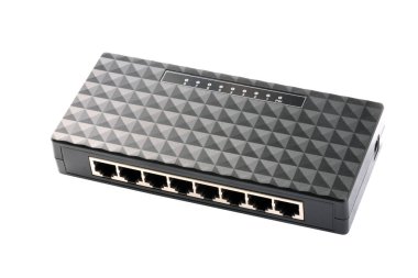 siyah 8 çıkışlı plastik Ethernet anahtarı üzerinde beyaz adam izole.