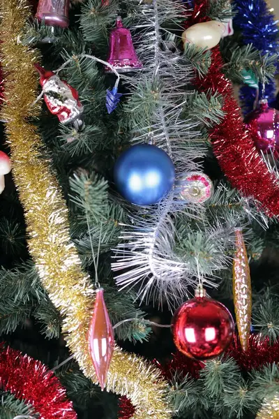 Jouets sur sapin de Noël vert — Photo