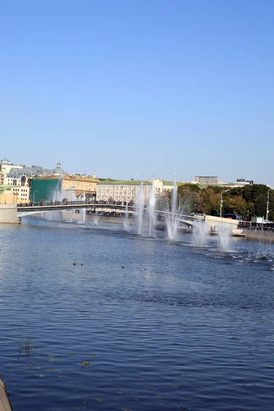 Nombreuses fontaines sur la rivière — Photo