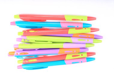 Beyaz Arkaplanda çok sayıda tükenmez kalem