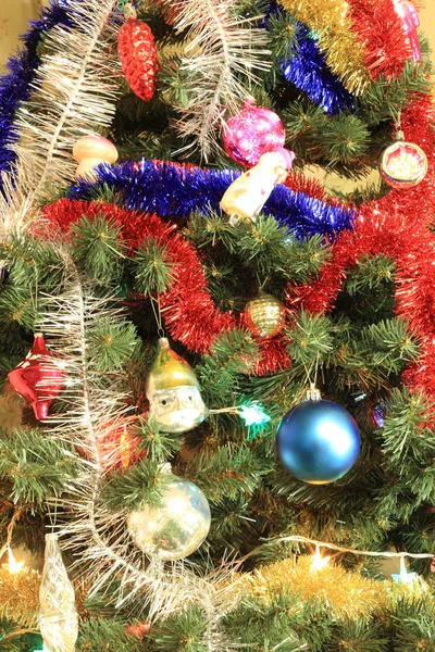 Juguetes en abeto de Navidad verde —  Fotos de Stock