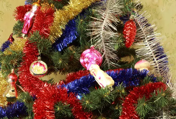 Brinquedos em abeto de Natal verde — Fotografia de Stock