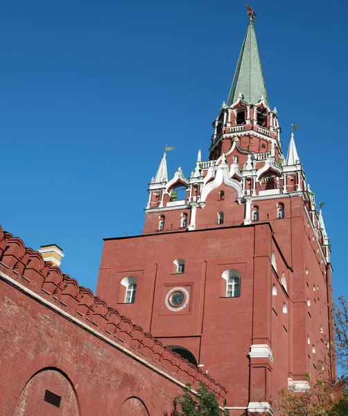 Torre do Kremlin no fundo do céu — Fotografia de Stock