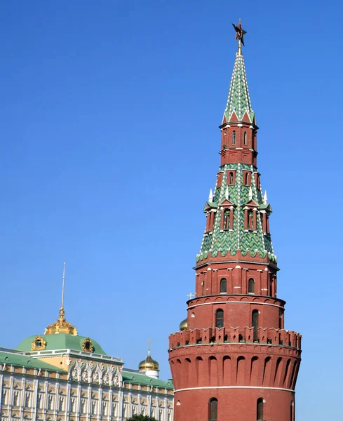 Şehir merkezinde gökyüzü arka planı üzerine Kremlin kulesi — Stok fotoğraf
