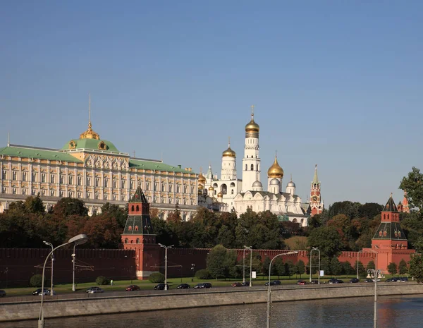 Torre, muelle y río del Kremlin —  Fotos de Stock