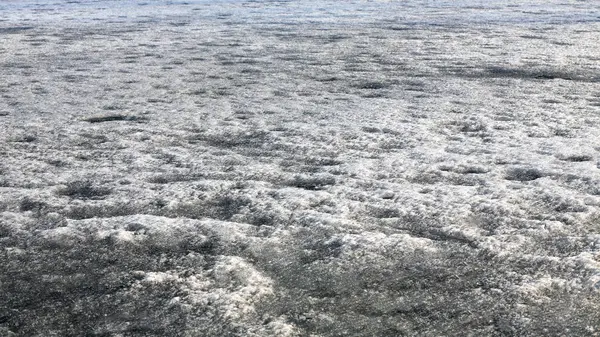 Последний весенний лед днем — стоковое фото