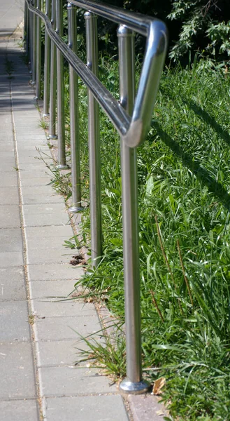 Metallzaun im Park an trockenen, sonnigen Sommertagen — Stockfoto