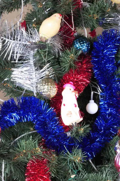 Jouets sur sapin de Noël vert — Photo