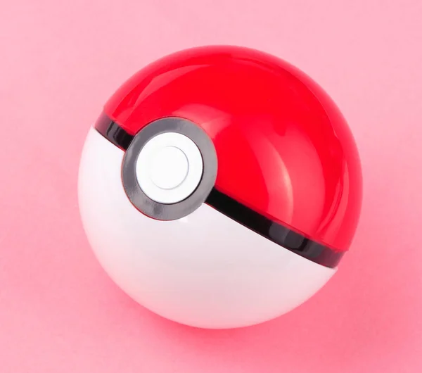 Ilustração editorial: renderização 3d de pokeball isolado em um fundo  branco. Pokeball é um equipamento para