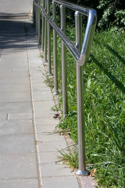 Clôture métallique dans le parc à sec ensoleillé journée d'été — Photo