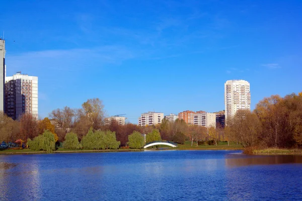 Şehir parkında sonbahar