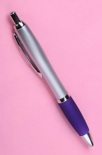 Kuličkové pero na růžovém pozadí — Stock fotografie