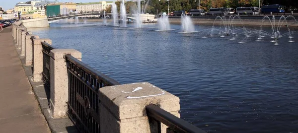 Many fountain on river — Stock Photo, Image