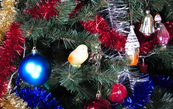 Jouets sur sapin de Noël vert — Photo