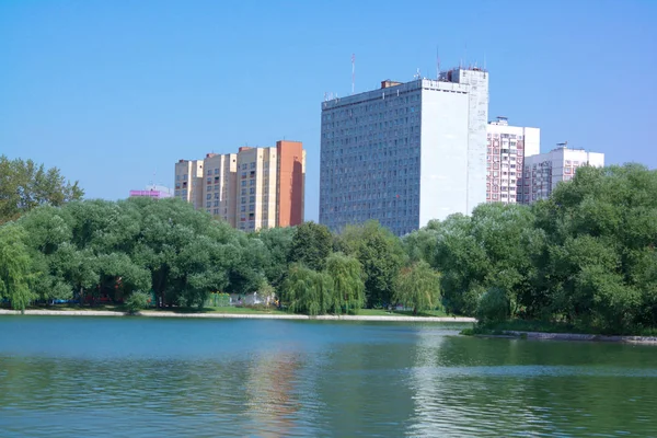 Sommar i stadsparken — Stockfoto