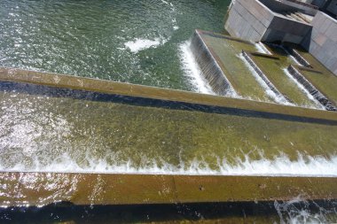 Kuru günde granit üzerinde su