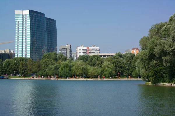 Summer in city park — Stock Photo, Image