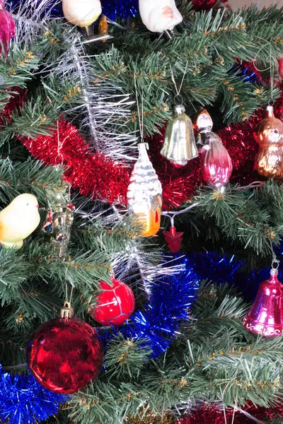 Jouets sur sapin de Noël vert — Photo