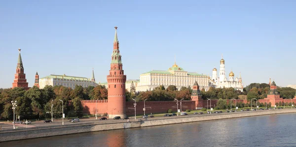 Kremlin tower,  quay and river — Stock Photo, Image