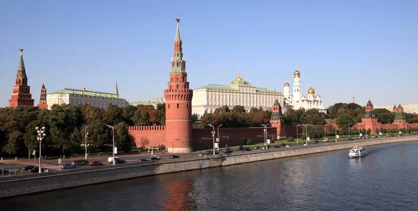 Turnul Kremlinului, cheiul și râul — Fotografie, imagine de stoc
