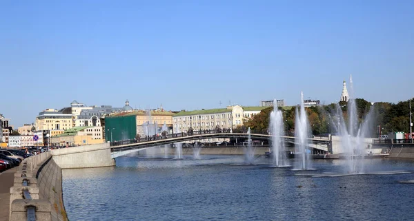 Fountain on river at dry day — Stock Photo, Image