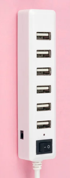 Pembe bir arka plan üzerinde USB hub — Stok fotoğraf