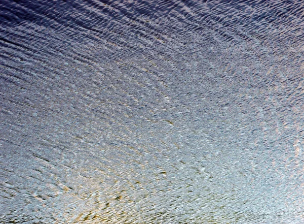 Ripple on water in city park pond at day — Stock Photo, Image