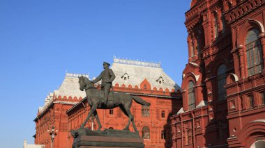 Tarihi Müzesi ve heykel 