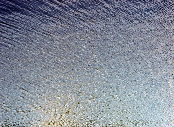 Ondulation sur l'eau dans l'étang du parc de la ville le jour — Photo