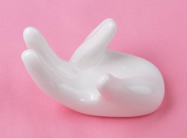 Pembe arka planda el şekli olan seramik standı