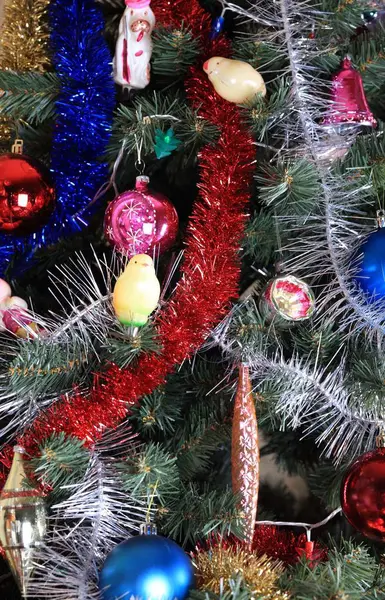 Jouets sur sapin de Noël vert — Photo