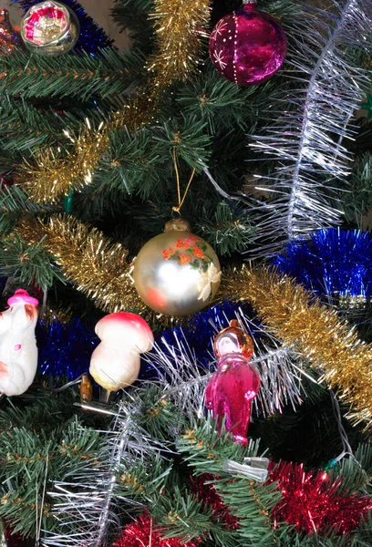 Jouets sur sapin de Noël vert — Photo