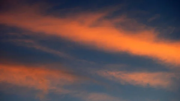 Himmel bei Sonnenuntergang im Sommer — Stockfoto