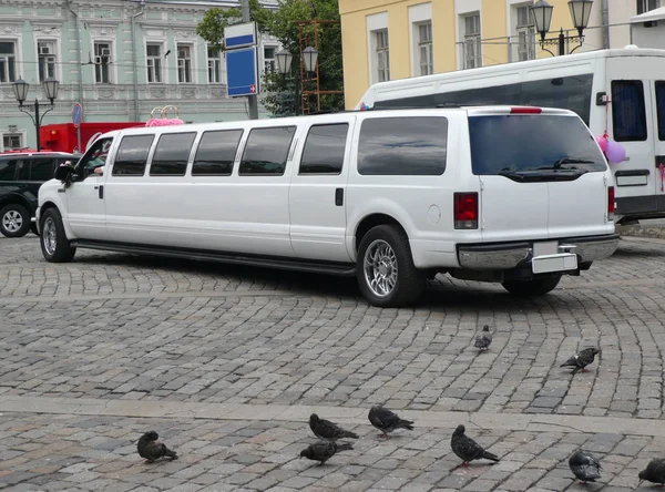 Limousine de mariage blanc au jour sec — Photo