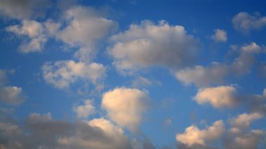 Mavi gökyüzünde bulut