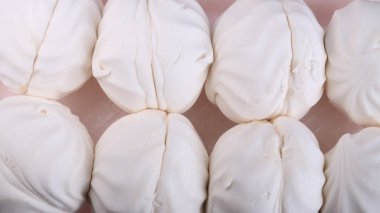 Kurak bir günde pembe zemin üzerinde bir sürü beyaz lokum