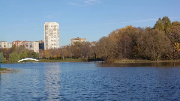 Otoño en parque de la ciudad — Foto de Stock