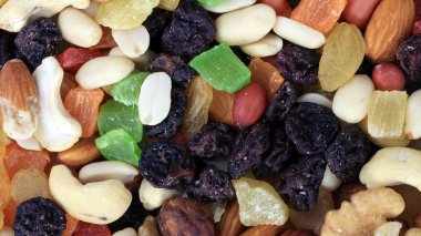 Kuru, güneşli yaz gününde kurutulmuş meyve seti.