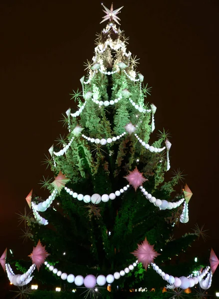 Spielzeug auf grünem Weihnachtsbaum — Stockfoto