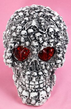 Kafatası baş oyuncak pembe bir arka plan üzerinde