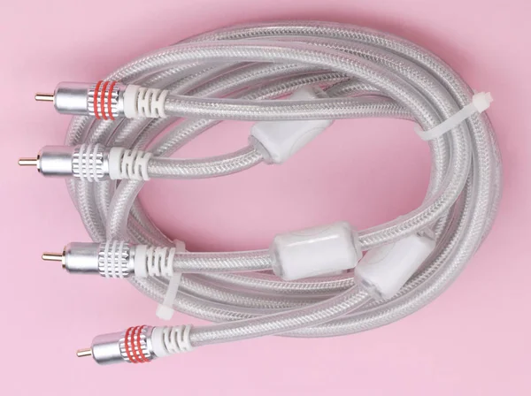 Koppla kabeln på rosa bakgrund — Stockfoto