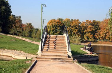 gölet üzerinde köprü