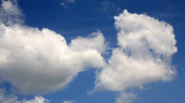 Mavi gökyüzünde bulut