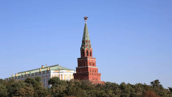 Torre del Kremlin en el fondo del cielo — Foto de Stock