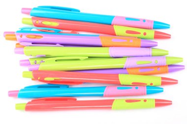 Beyaz Arkaplanda çok sayıda tükenmez kalem